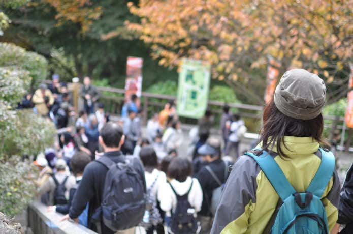 高尾山を登山している人