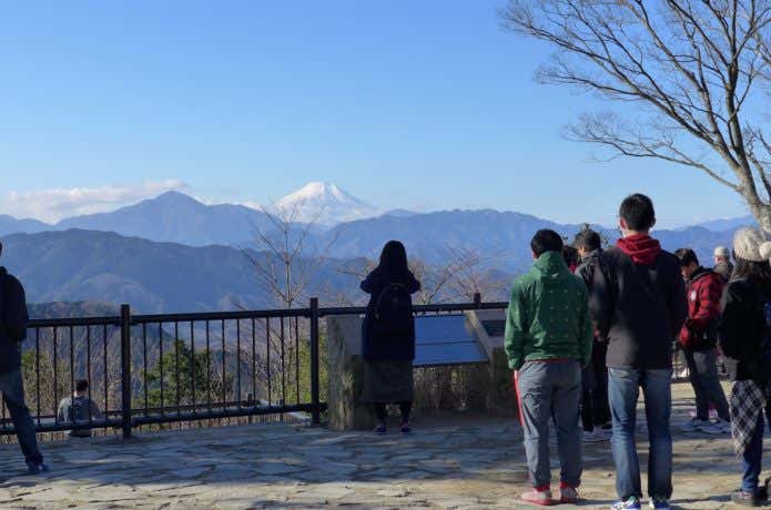 高尾山に登山する人