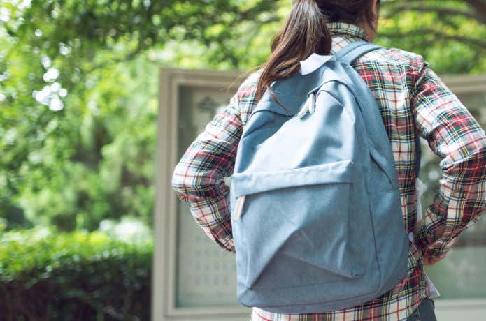 通学にバックパックを使う女性