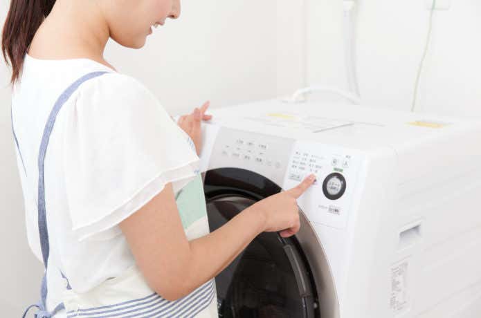 洗濯している女性