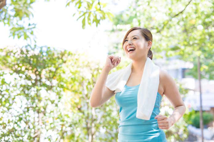 山登り前にトレーニングする女性