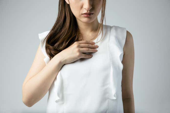 胸の痛みを感じる女性