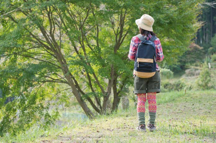 山登りの服装の女性