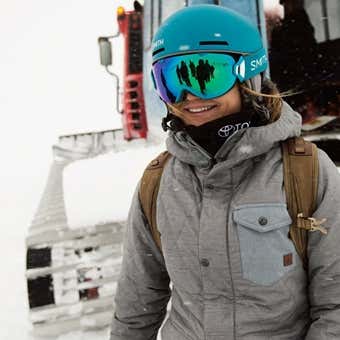 Smithのヘルメットを被っている女性