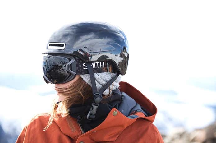 Smithのヘルメットを被っている女性のファッション