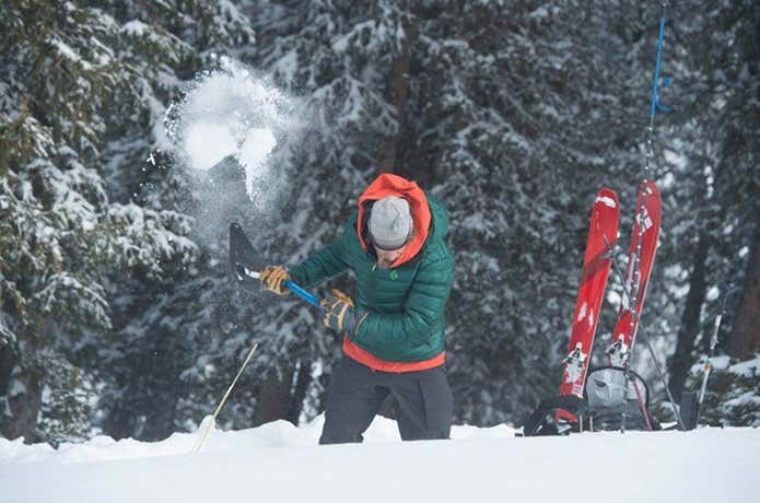 雪山登山なら必須装備！スノーショベルの選び方は？ | YAMA HACK