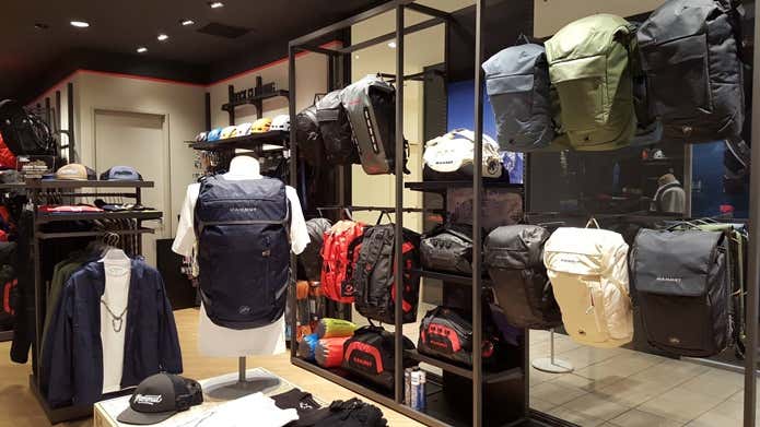 マムートのリュック店頭にて