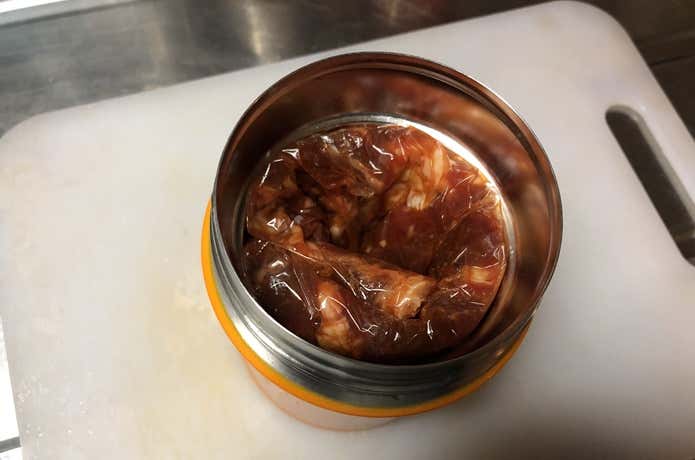 お肉を保冷ジャーに入れたところ