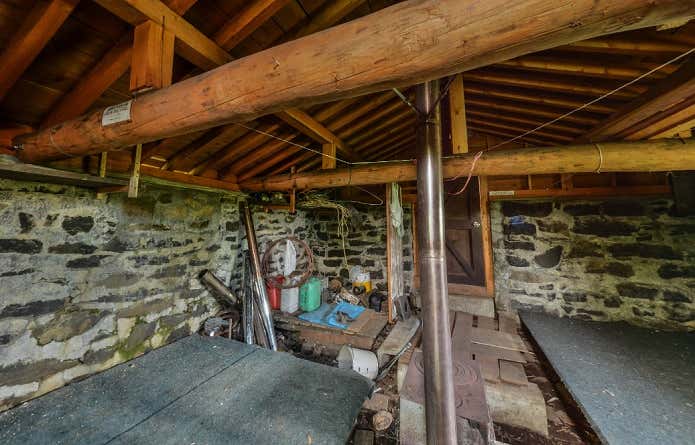 岩菅山避難小屋内部