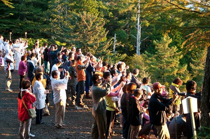 七面山で写真を撮る人々