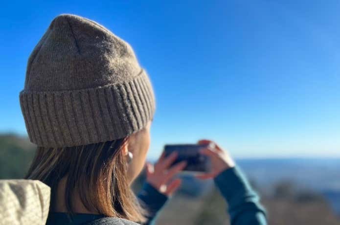 ニット帽を被った人