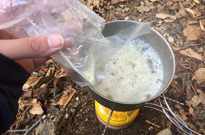 ビバークレーションをお湯に投入するの図