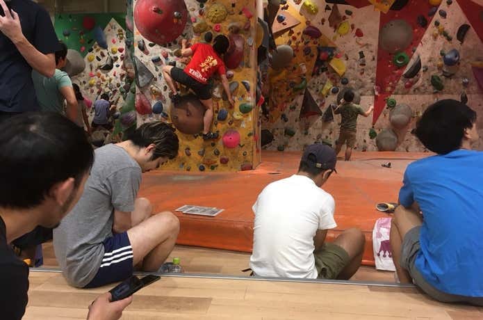 ボルダリング　休憩はマットの外