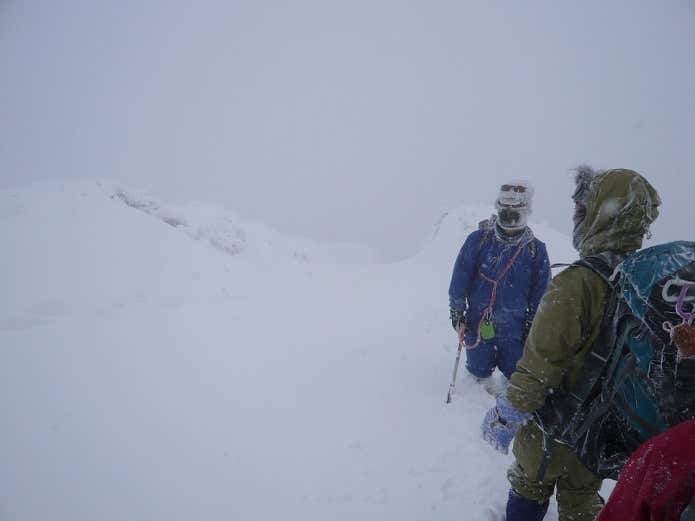 自分の位置を確認する登山者