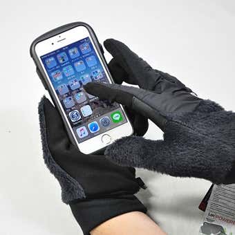 スマホ対応手袋でスマホを触る図