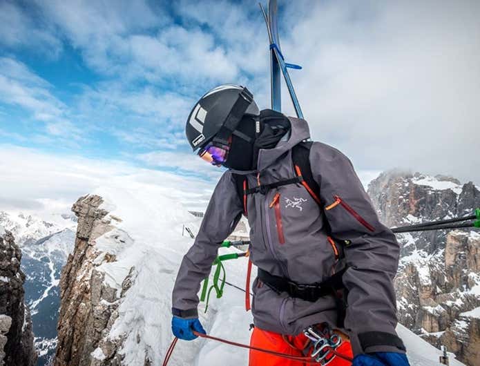 アウトドアブランドの製品を着用する登山者