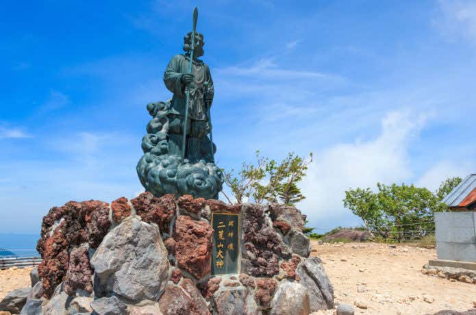 男体山山頂に立つ二荒山大神の像