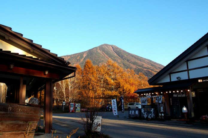 三本松茶屋越しに見る男体山