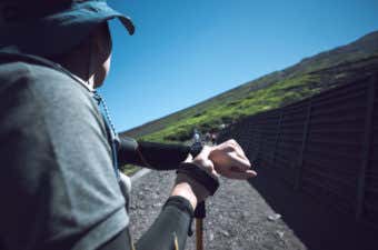 登山時計を付けている男性