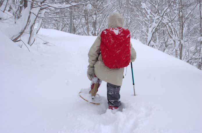 雪山で大活躍するワカンとは？アイゼンとの併用方法とおすすめ紹介 | YAMA HACK[ヤマハック]