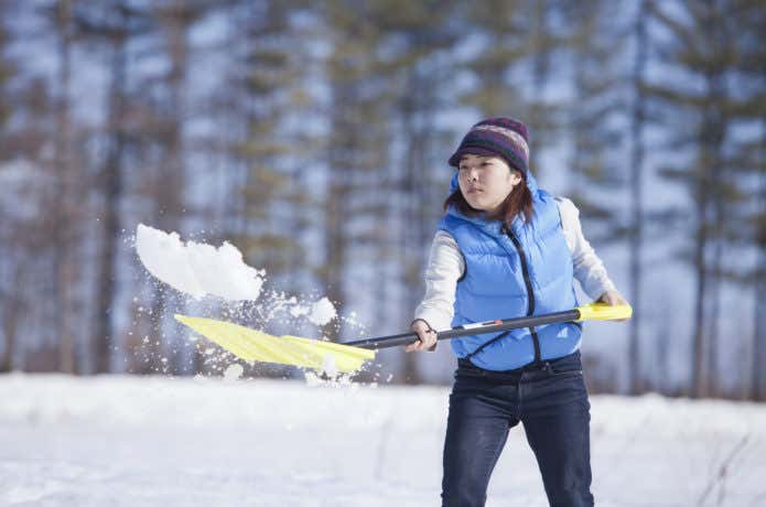 雪山登山なら必須装備！スノーショベルの選び方は？ | YAMA HACK