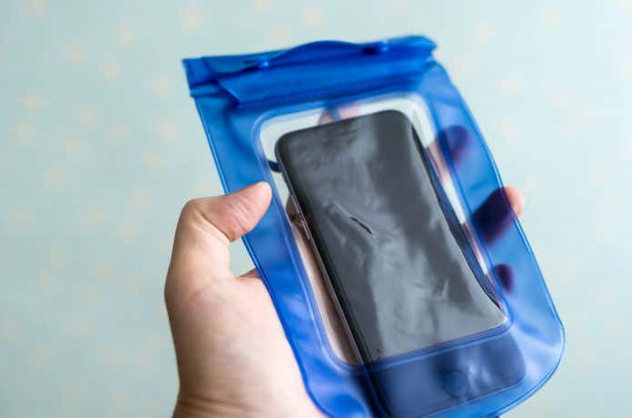防水ケースに入れたスマホ
