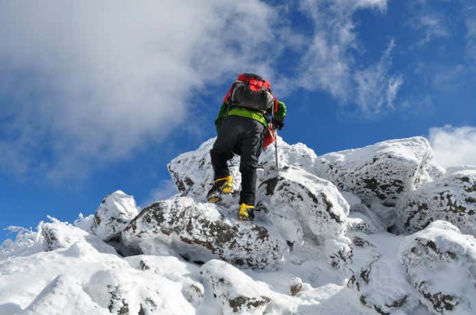 アイゼンとピッケルで登山