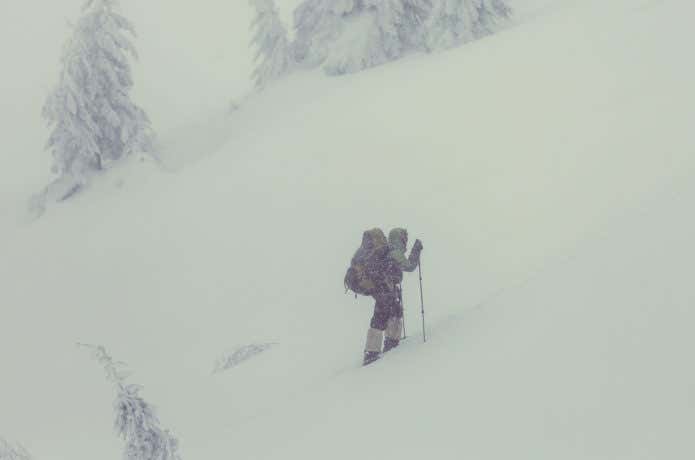 雪山登山する人