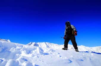 目出し帽をかぶった登山者
