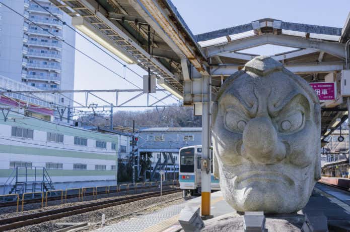 高尾駅ホームの天狗