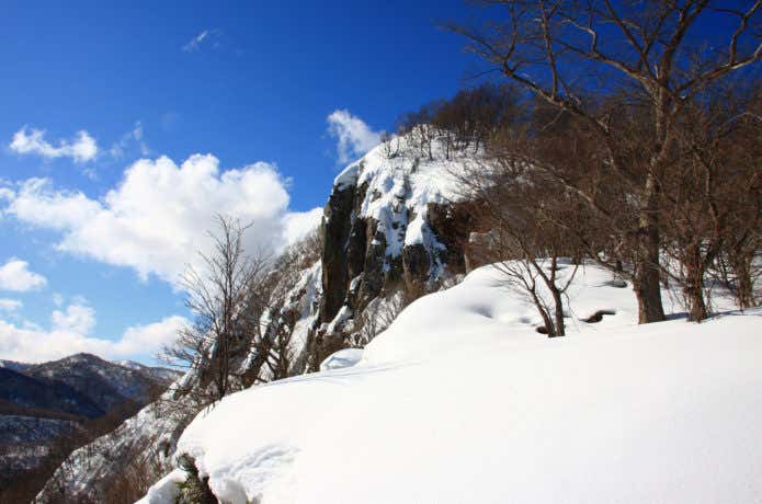 雪山の崖