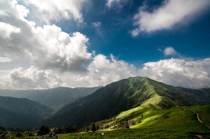 三嶺｜稜線の景色が最高！徳島県と高知県にまたがる二百名山 | YAMA 