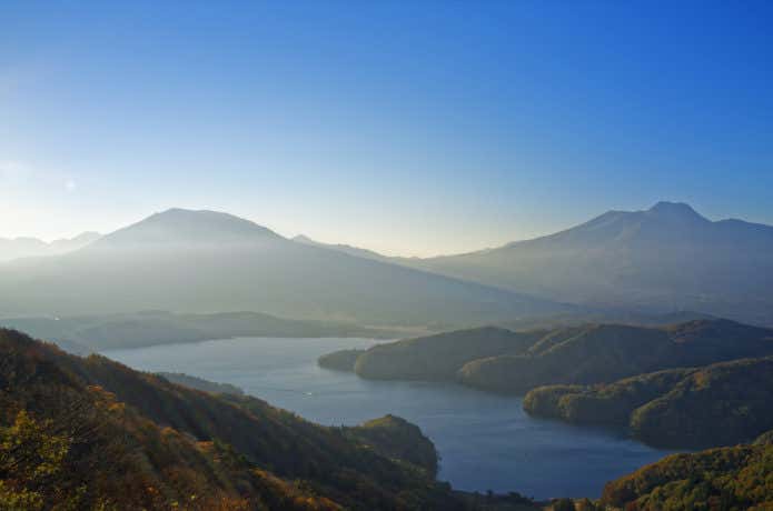 黒姫山と湖