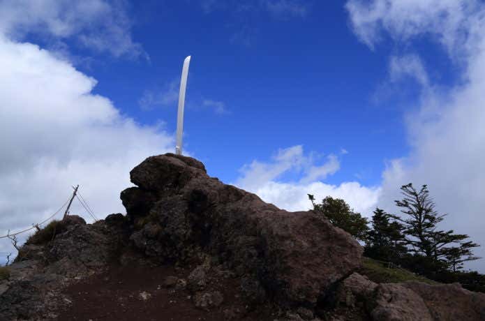 男体山山頂の剣