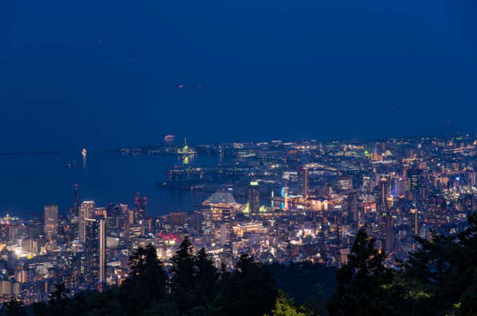まやビューライン掬星台から眺める夜景　埠頭や街中