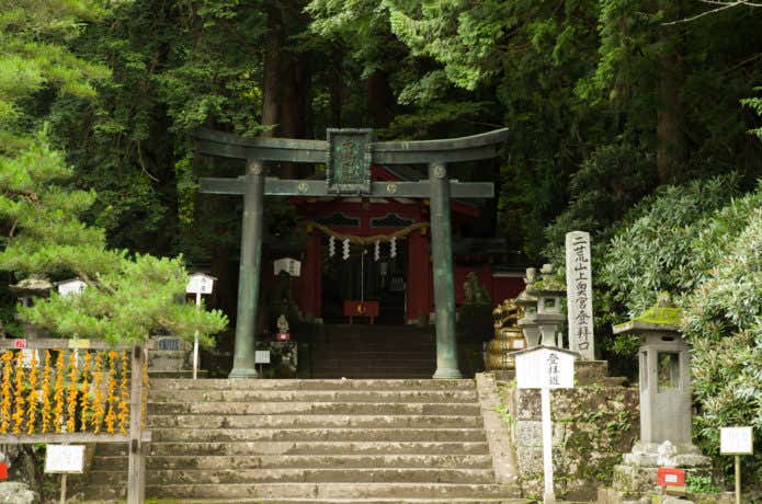 二荒山神社中宮祠の男体山登山口
