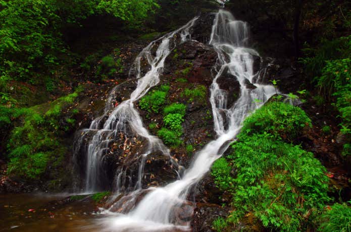 白岩の滝群の一つ、雨乞いの滝
