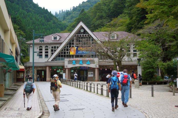 高尾山ケーブルカーの始発清滝駅