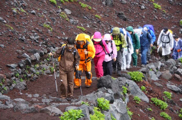 高尾山登山に必要な雨具を着た人たち