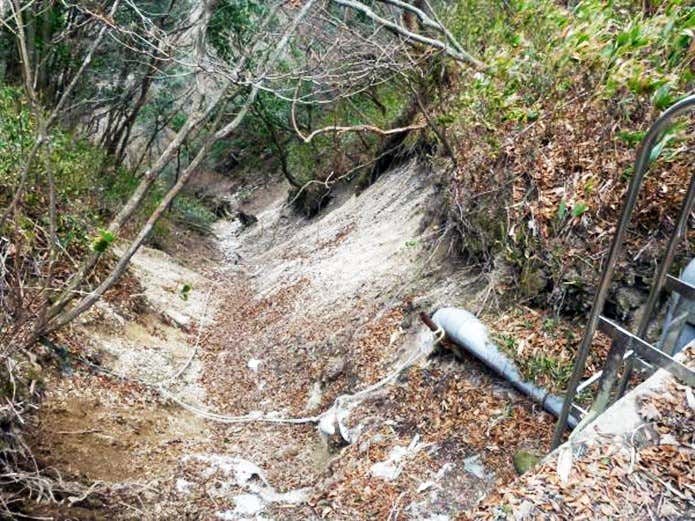 脊振山コース中のガレ場