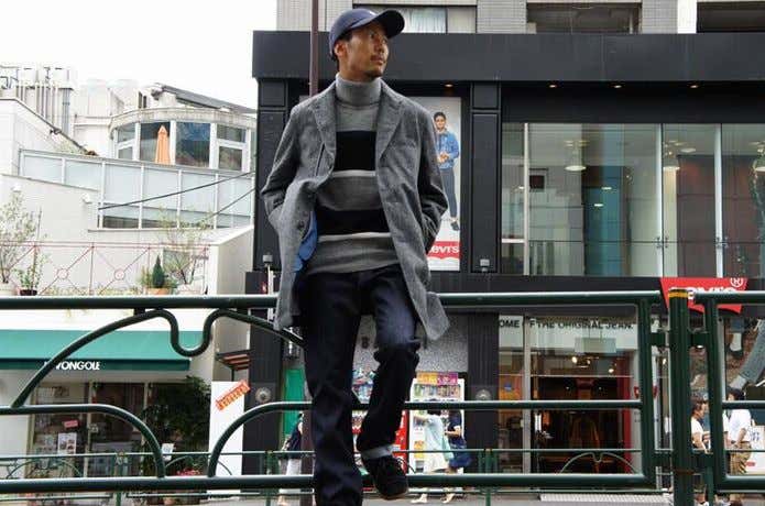 ノースフェイススタンダードのアイテムを街で着ている男性