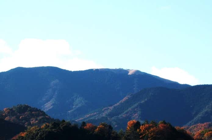 岩湧山を見上げる