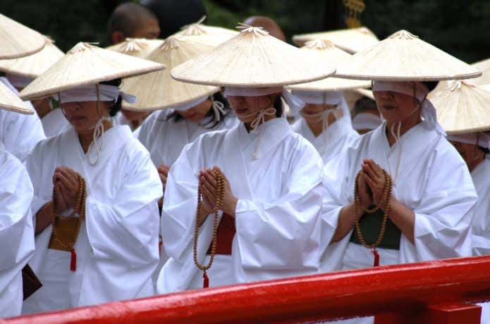 布橋灌頂会・布橋を渡る女性たち