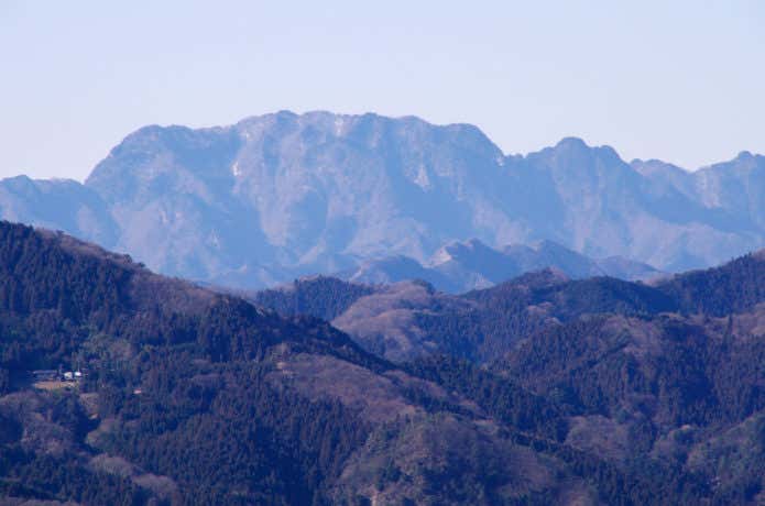 そびえ立つ両神山