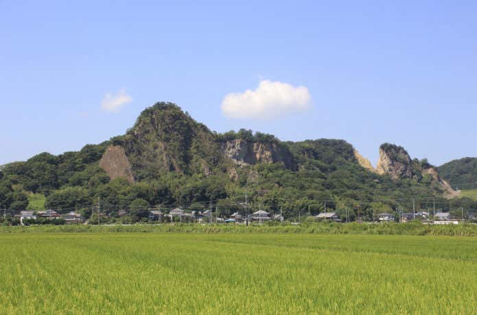 麓から見る岩船山