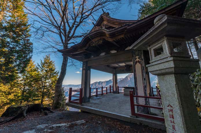 三峰神社の遥拝殿