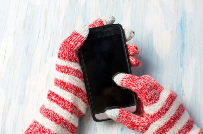 手袋でスマホをいじる人