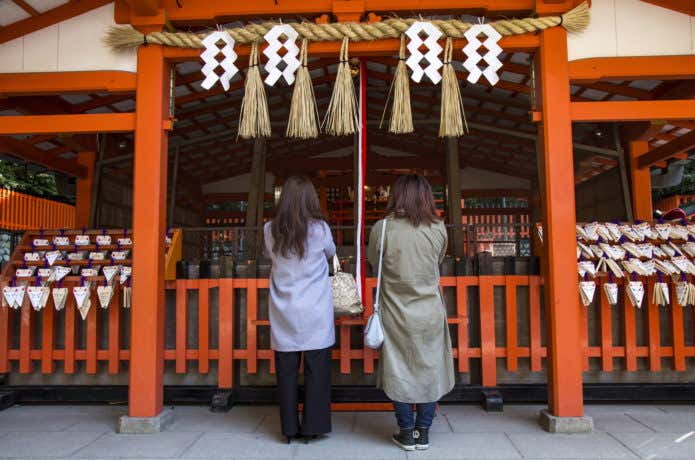 伏見稲荷大社に参拝する人