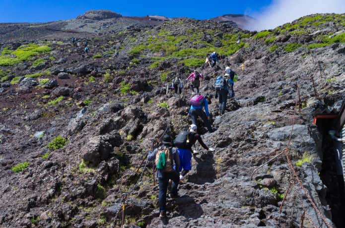 富士山　吉田ルートを登る登山者