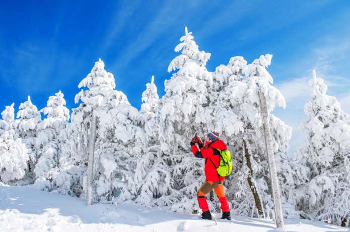 雪山でスマホを使う人